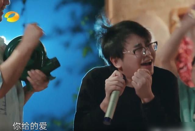  发际|彭昱畅唱伍佰成名曲，发际线意外走红，网友：太“秃”然了！