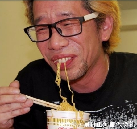 试吃|放了十几年的泡面是什么味道?拆开后惊奇不已,日本男子作死试吃