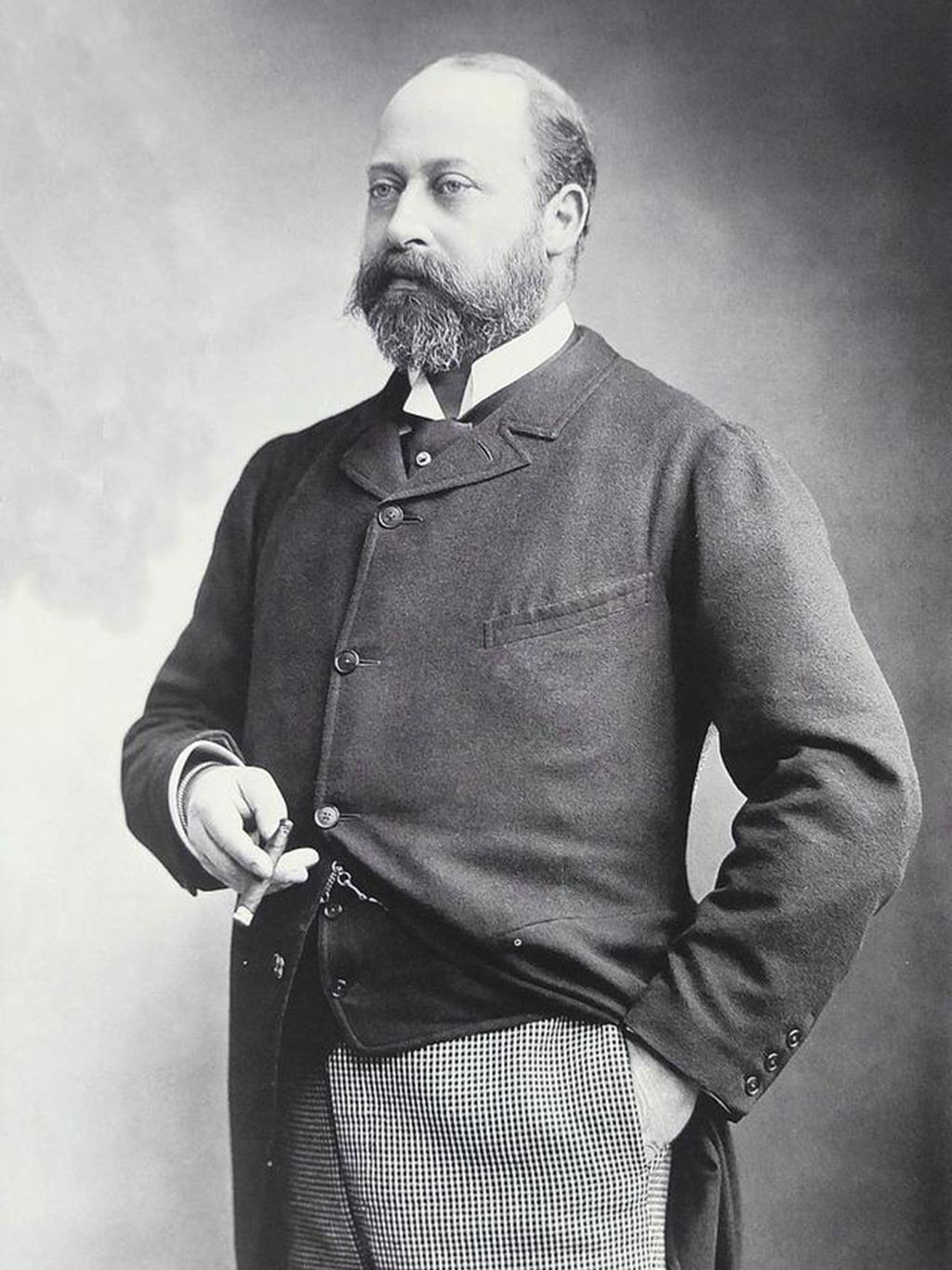 丈夫|她的情人是英国国王，第二任丈夫和儿子同岁，儿子做了英国首相