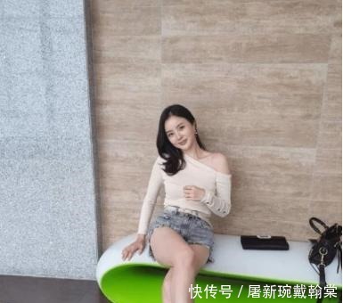 依旧|长袖露肩紧身衣配浅色牛仔裤，时尚大气，风采依旧