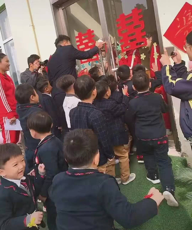 助力|“最强大伴郎团”火了，幼儿园老师结婚，全体男宝宝助力新郎接亲