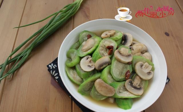  分钟|丝瓜和它是绝配，三天两头炒一盘，鲜香营养又清暑，3分钟能出锅