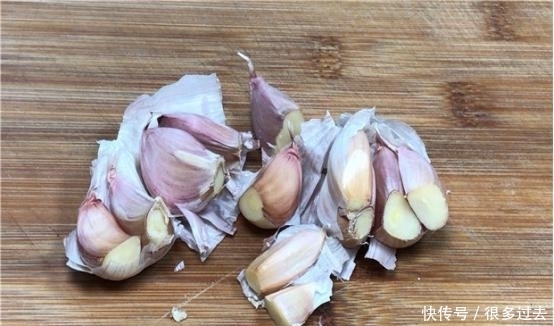 轻轻|原来大蒜身上有个“小机关”,轻轻一捏,蒜皮就能轻松脱落,实用