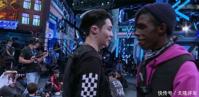 羞涩|《街舞3》队长选人,张艺兴有些羞涩,黄渤表示,喜欢谁我帮你撩