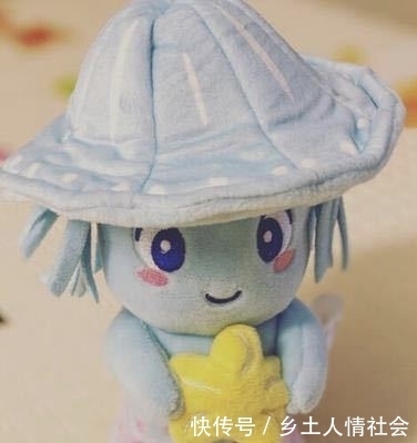 喜欢|唐嫣晒女儿喜欢的玩偶，在淡黄色花床单的衬托下，“宝贝”超萌