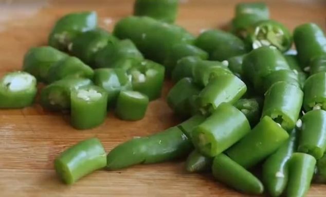 不用|辣椒炒鸡蛋新做法,不用炒不用腌,上桌就被抢光光