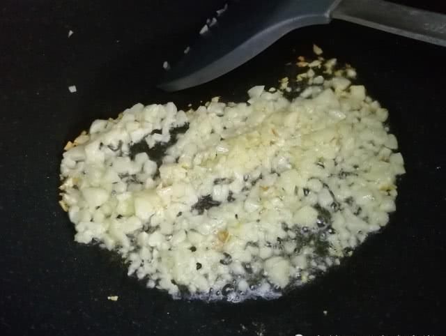 餐馆|蒜末粉丝蒸扇贝的生活中做法,多了这2步比餐馆做的更香,一盆不足