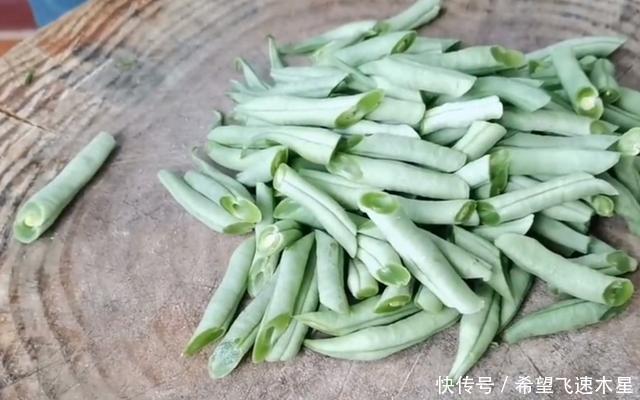  下入锅中|四季豆怎么做最好吃教你下饭做法，香辣开胃，太解馋了