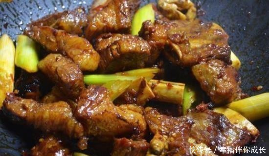 美味|和泡面说再见,小厨教你在家烹饪红烧牛肉面,软烂可口十分美味!