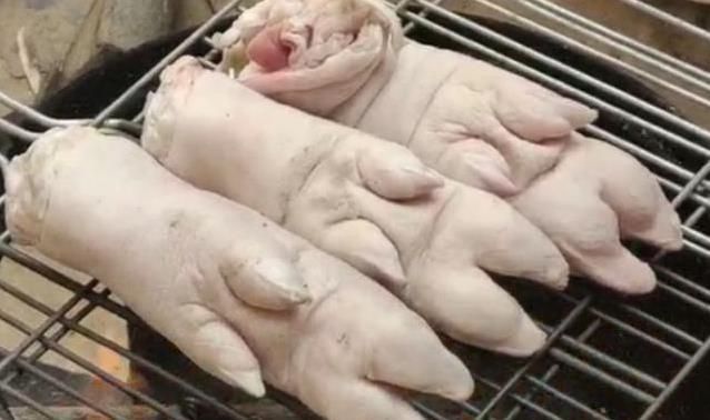  酱香|小伙在家烧着柴火做酱香猪蹄，好吃入味，养颜美容，看着都流口水