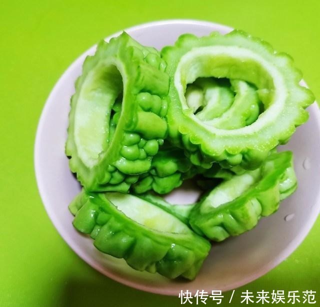  鸡蛋|吃腻了鸡蛋炒苦瓜，不妨来试试苦瓜鸡蛋饼