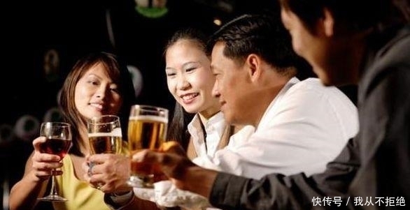 跟领导|和重要领导吃饭,学会5句敬酒话就够了,保证领导对你刮目相看!