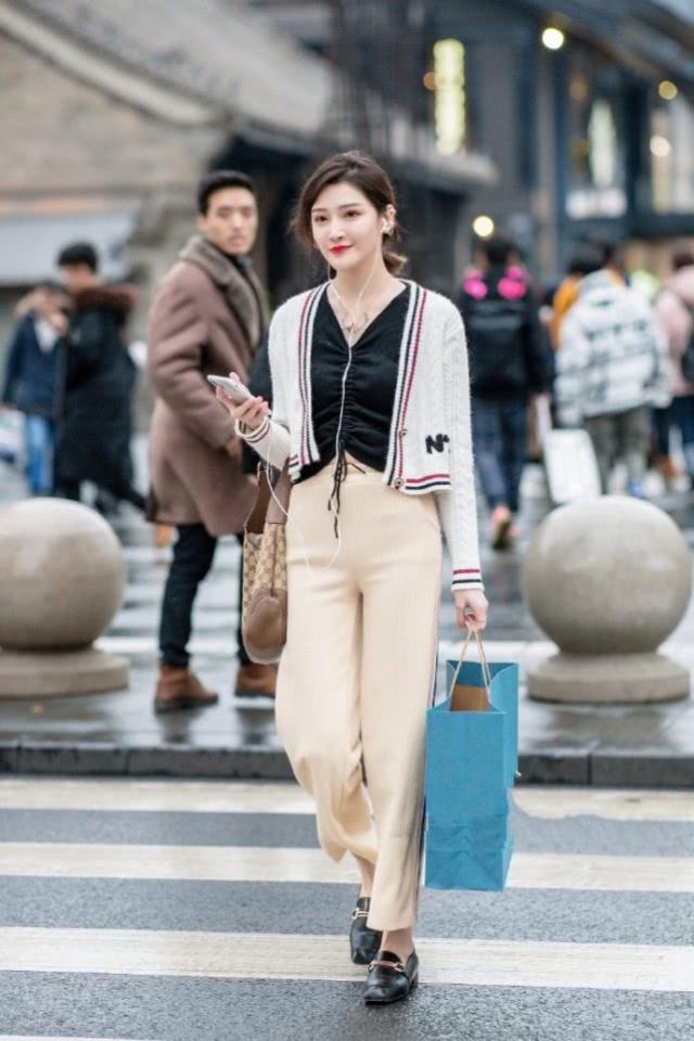  时尚|街拍：面带微笑的美女，长裤搭配休闲开衫，让你轻松展示魅力身姿