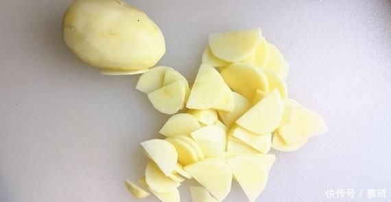  即可|夏天懒人的必备菜，凉拌土豆片，脆嫩爽口，辛辣可口，2分钟即可学会