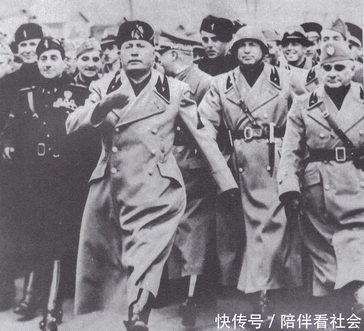 参观|历史罕见照：躺棺材中的墨索里尼，参观女子学院的希特勒，坦克上煎蛋的德军