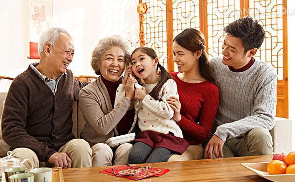  骗子|老人救命钱屡次被卖保健品的骗子骗去，为了父母请看看，值得深思