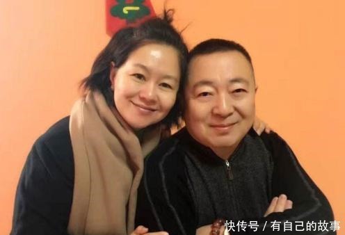  农村|少儿节目主持人董浩，退休后农村生活曝光，坐村口吃面条让人心酸