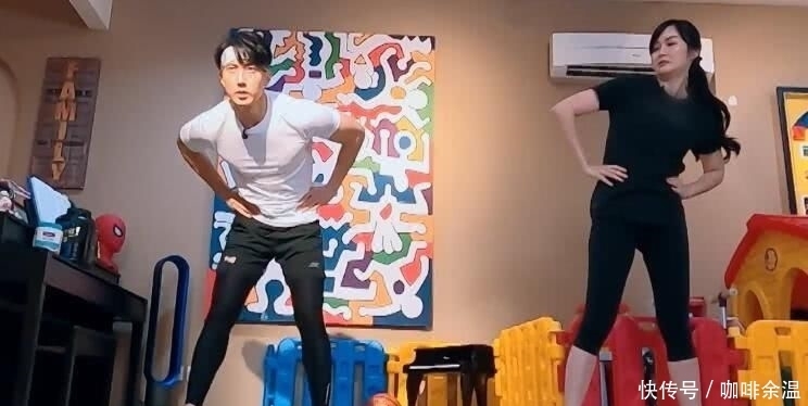 老婆|吴尊带着老婆客厅里做运动,有谁注意看背后是啥?一般家庭都没有