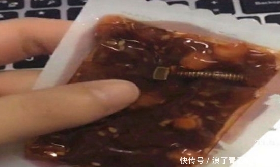 辣条|女子在超市买了辣条,看清楚辣条里面的东西后,当场选择报警