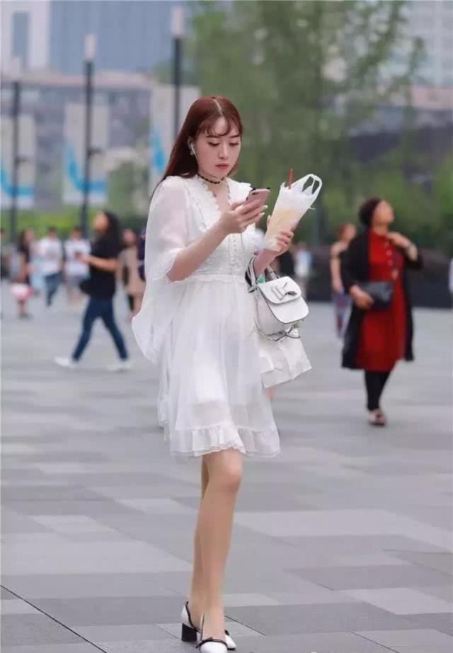 搭配|街拍:化了淡淡的妆的美女,蓝灰色的西装裙搭配,看起来帅气大方