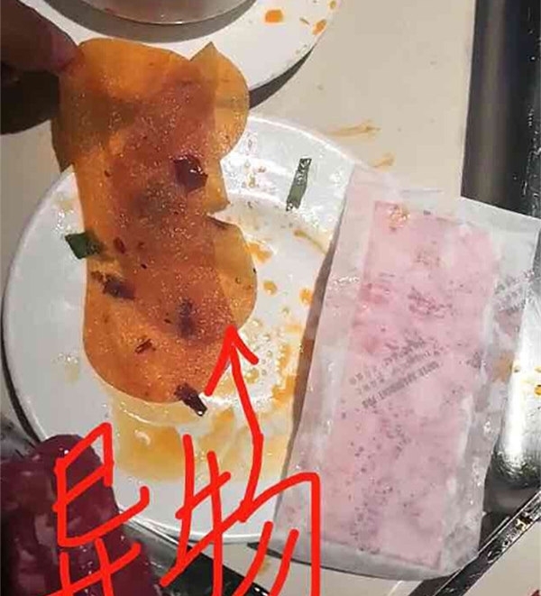 顾客|火锅店吃出卫生巾护垫,顾客要求100万的天价赔偿,商家报警