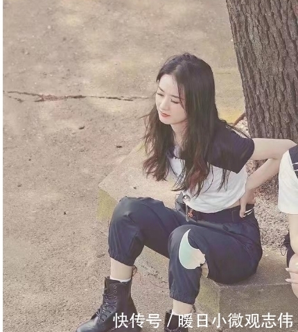 难受|刚生完孩子录综艺,体力不支累垮,坐在树下扶腰样子很难受