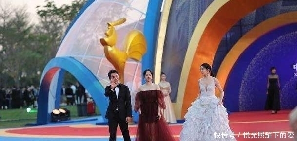  合照|众星合照郑恺站错位，发现自己“咖位”不够，满脸通红往后退