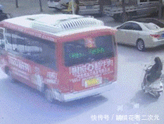 尴尬|妹子,太不顾及形象了,喝这么多酒,几个男生抬着回家,尴尬啊