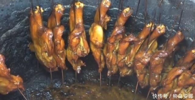  小七|大姐路边卖“万人迷”小吃，8元一只，日卖上千只