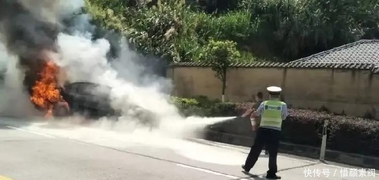  警察|惊险！疾行小车失控起火 警察一招扭转“绝境”！