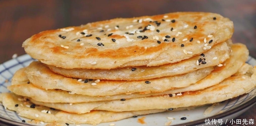 面粉|这是椒盐酥饼的做法，咸香可口，外皮超酥，轻轻一碰就掉渣