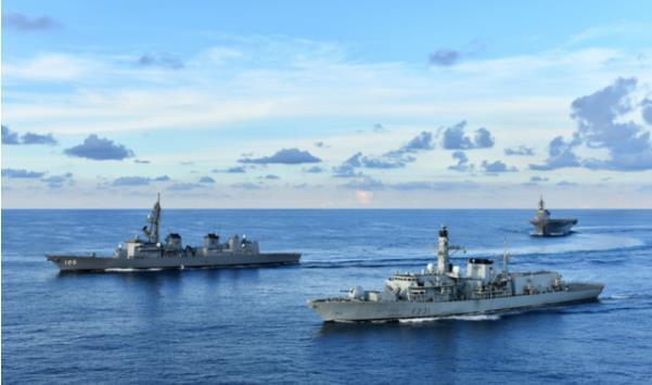 发动战争|悄悄出动4个航母战斗群,4艘潜艇潜入大洋深处,美军加紧备战?