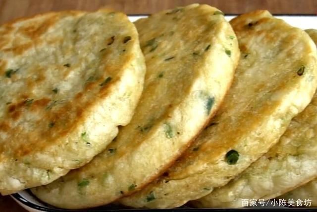 刷上一层|烙葱花饼时,不要只加葱花,多加一种食材,饼香软好吃有嚼劲