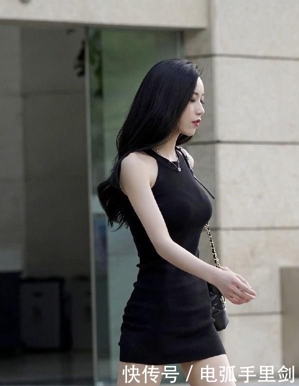  都值|街拍美女：等一个人好累，为了你一切都值！