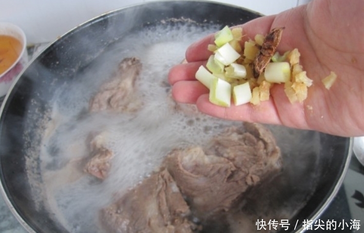 味道鲜美|炖骨头汤,别直接加水炖!下锅前多做1步,汤色白味道鲜,没腥味