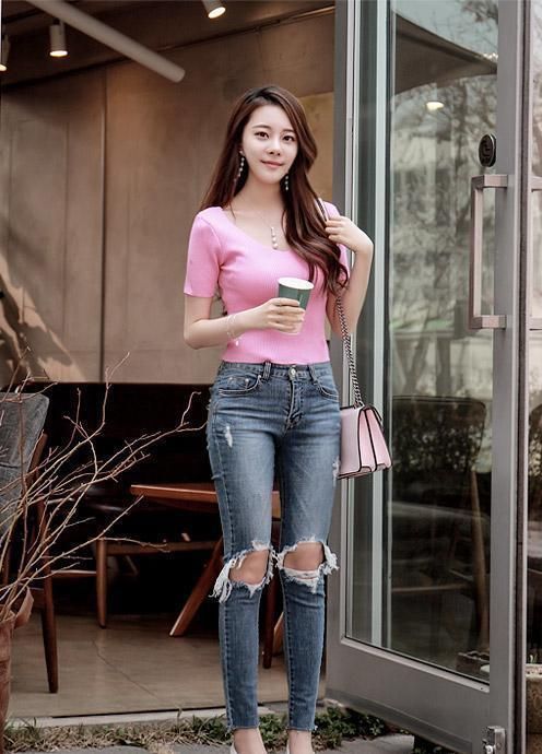 穿着|街拍:小姐姐穿着裸肩式上衣,配上超短百褶裙,让人挪不开眼