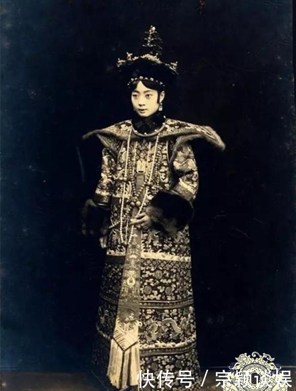 再现|老照片再现末代皇帝溥仪的大婚场景：军警现场护卫，轿子略显寒酸