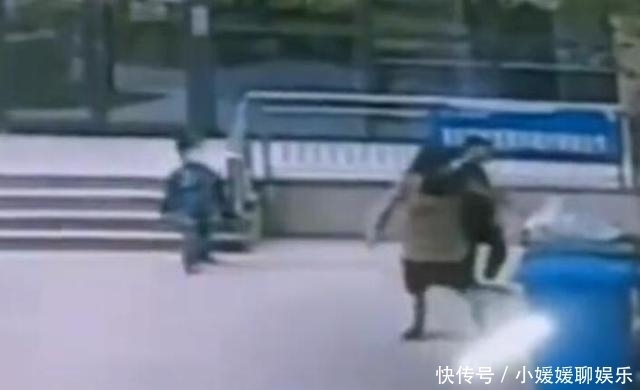 拘留|男孩玩耍不慎摔倒,母亲踹别人家孩子出气,网友:大人必须拘留