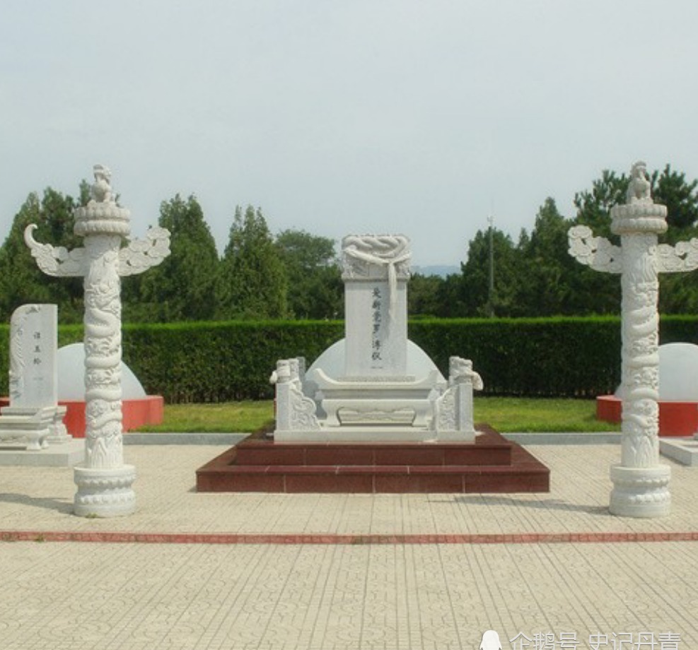 末代皇帝|晚清末代皇帝溥仪墓地:坟冢低矮,一妻一妾相伴左右!