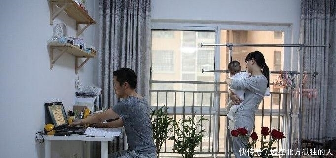 点名|男孩转学后,第一天上课点名,23岁的女老师就脸红了!