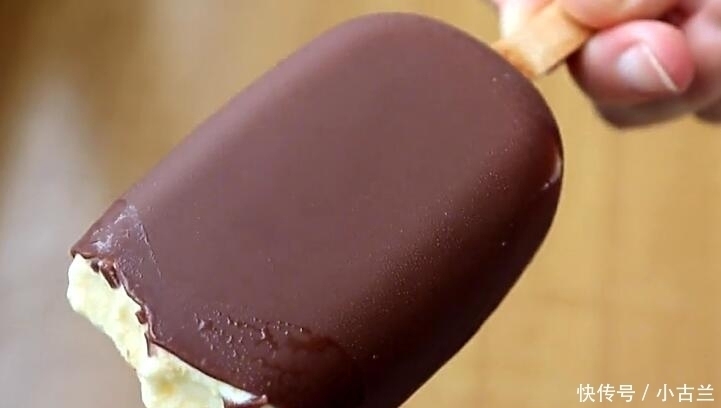 鸡蛋|自制脆皮雪糕,2个鸡蛋一包奶,简单一做酥脆细腻,比冰淇淋好吃