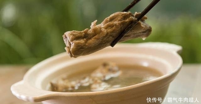 鲜嫩|排骨焯水时,最忌直接下锅煮,大厨分享正确做法,排骨鲜嫩无腥味