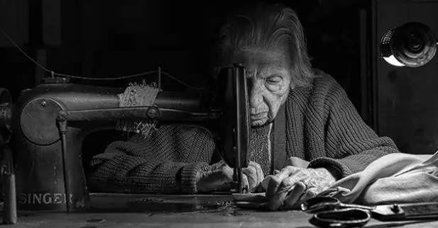 黯然失色|他为93岁的妈妈拍了一组照片,让所有自拍美颜都黯然失色