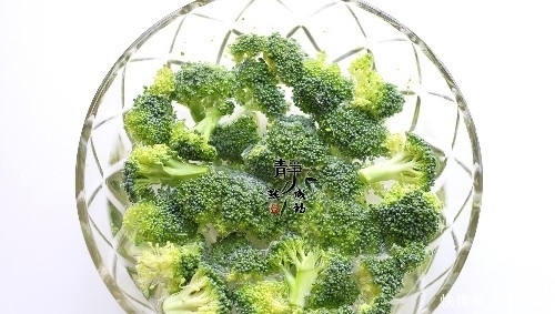 好吃|炒西兰花时,很多人都少了一步,难怪炒的不好看又不好吃