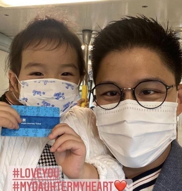 霍启刚|霍启刚带女儿坐地铁，晒合照高调表白:“爱你，我的心肝”