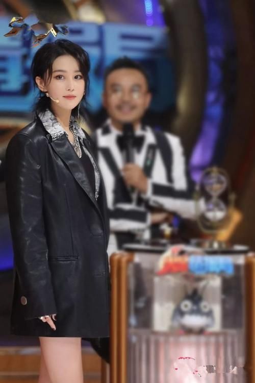 下图照片中|张馨予皮质西装配热裤大玩下衣失踪,女人帅起来更“诱人”