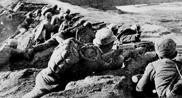 油然|抗日小英雄牺牲76年，儿时小伙伴为其守墓58年，让人油然起敬！