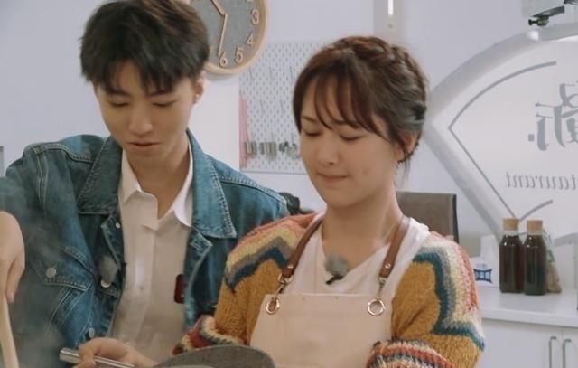  洗碗|《中餐厅》后遗症？黄晓明做客蘑菇屋，全程低头洗碗像服务员！