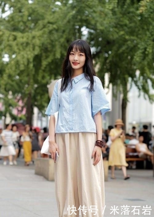  回头率|街拍：皮肤白皙的小姐姐，轻松秀出大长腿，不缺回头率