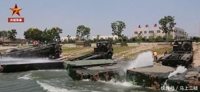 分钟|兵哥哥30分钟搭起200米浮桥，网友：搭个桥都卡点，超帅